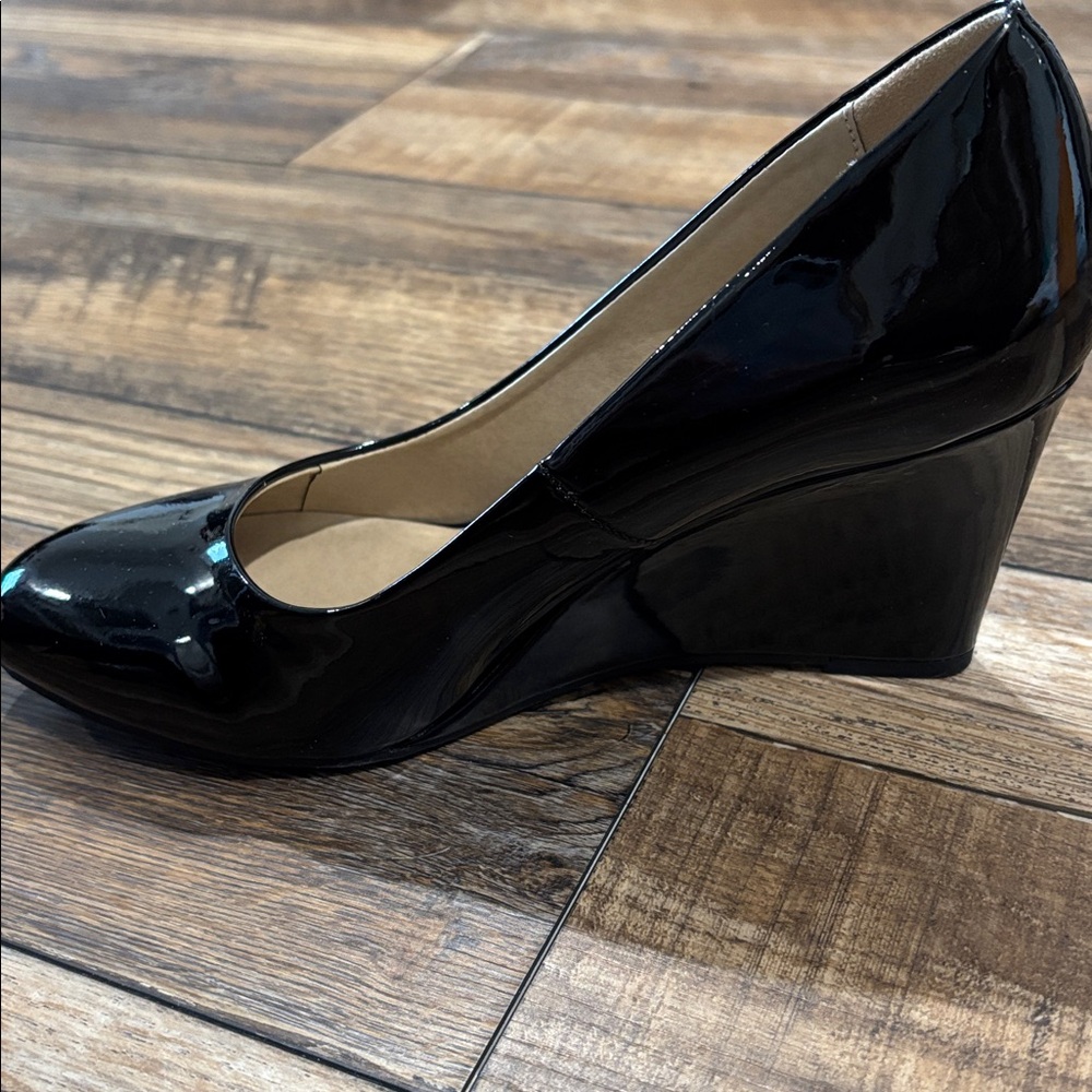 Chinese Laundry Shiny Black Wedges - Picture 3 of 9
